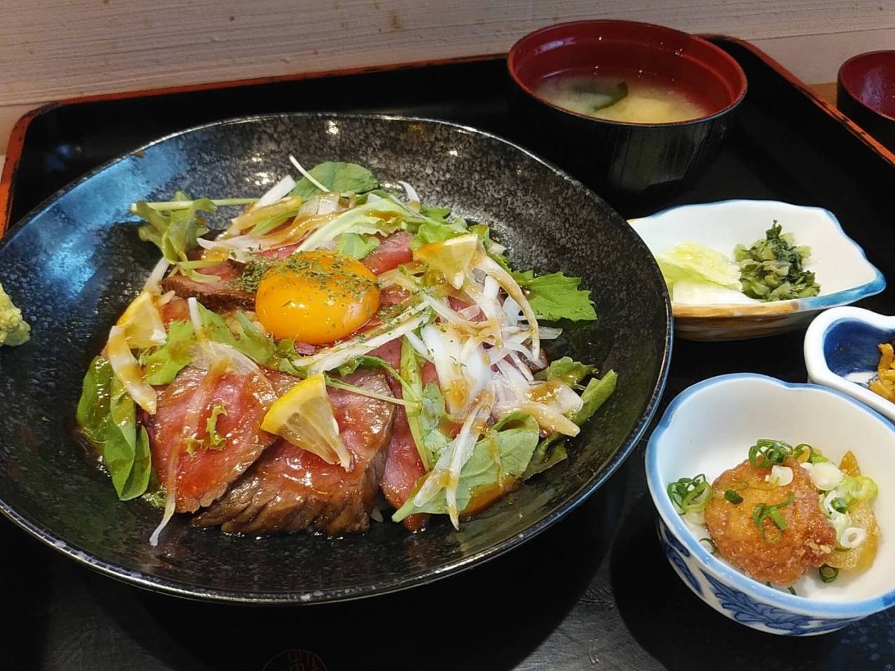 津山にある「肉・魚・鍋 Dai黒」さんのローストビーフ丼！